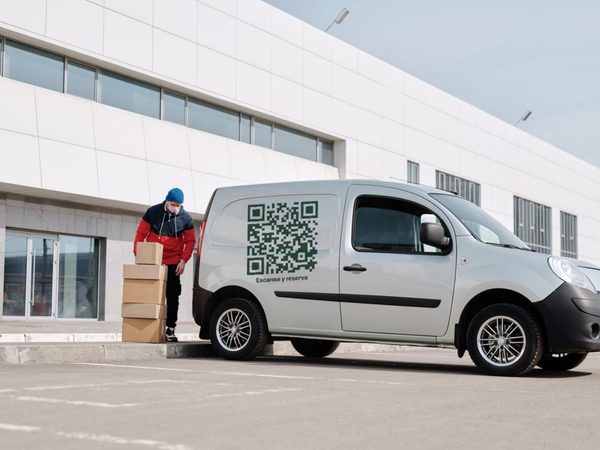Furgoneta de trabajo con código QR de reservas en el lateral